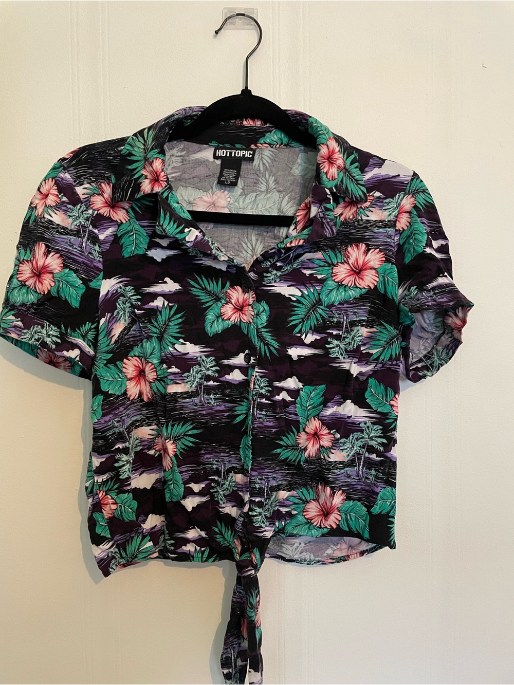 Hot Topic Black Short Sleeve Hawaiian Floral Print Top